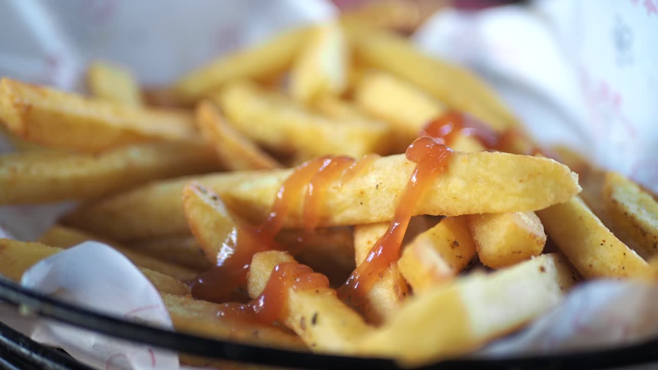 patatas fritas doradas y crujientes con ketchup