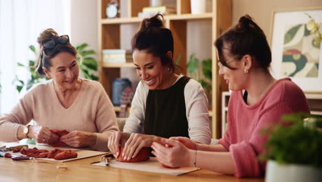 mujeres disfrutando de una clase de cerámica juntos