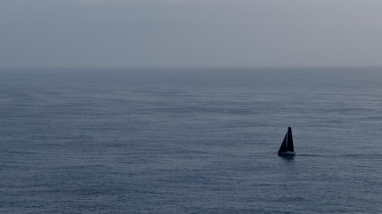 Barca a vela sull'Oceano Atlantico