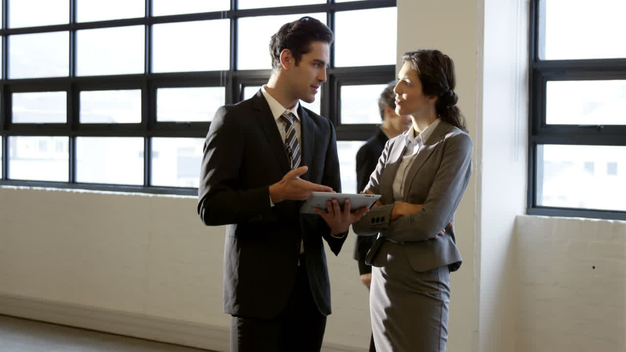Gens d'affaires utilisant une tablette