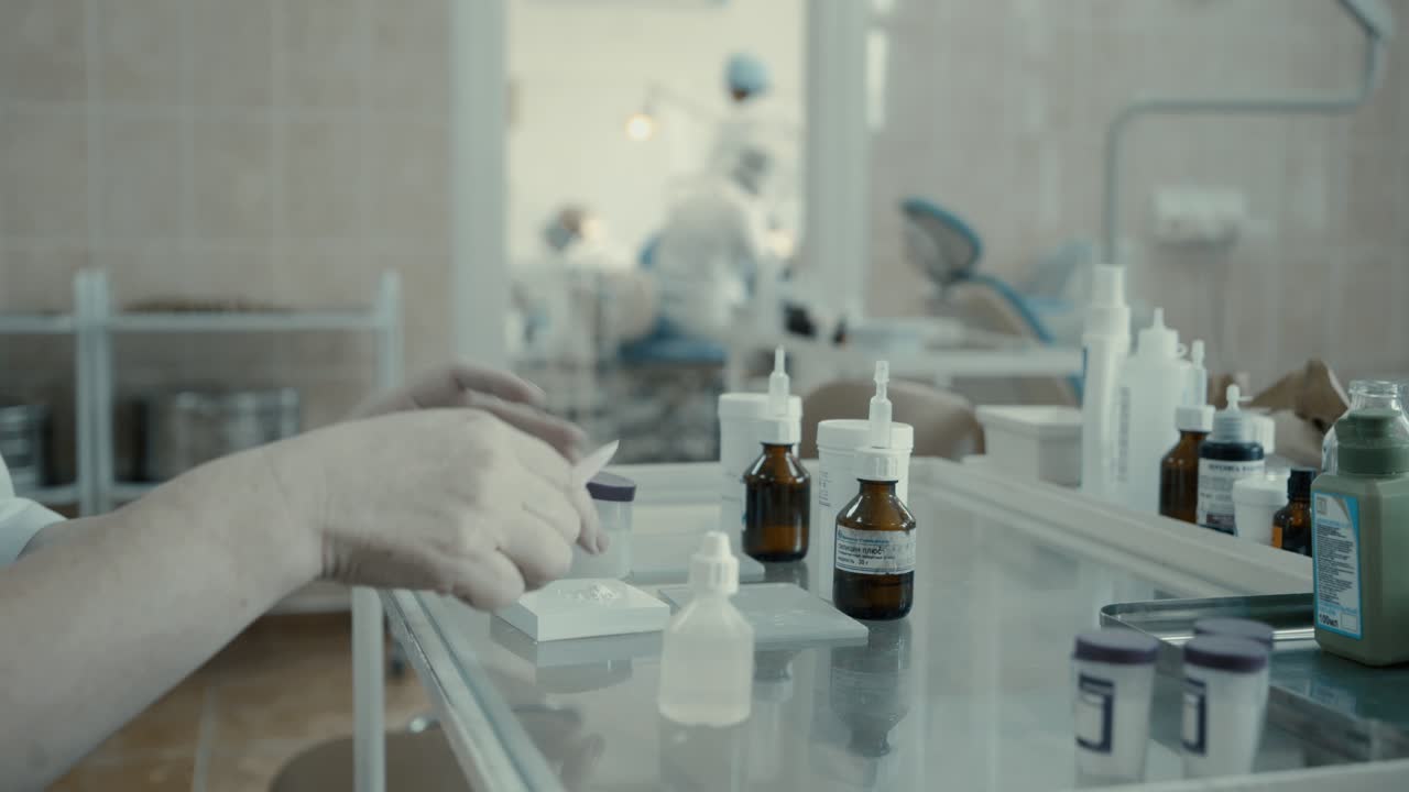 간호사는 치과의사를 위해 솔루션을 만니다.