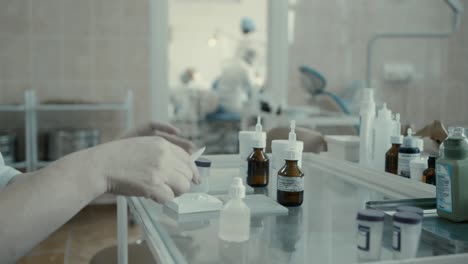 la enfermera hace una solución para el dentista