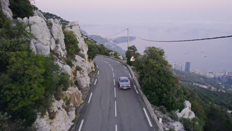 Coche-Antiguo-En-Las-Montañas-De-Mónaco-Montando-Al-Atardecer