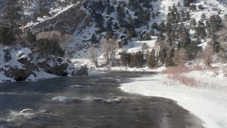 Verschneiter-Gebirgsfluss-Mit-Eisfluss-Und-Nebel