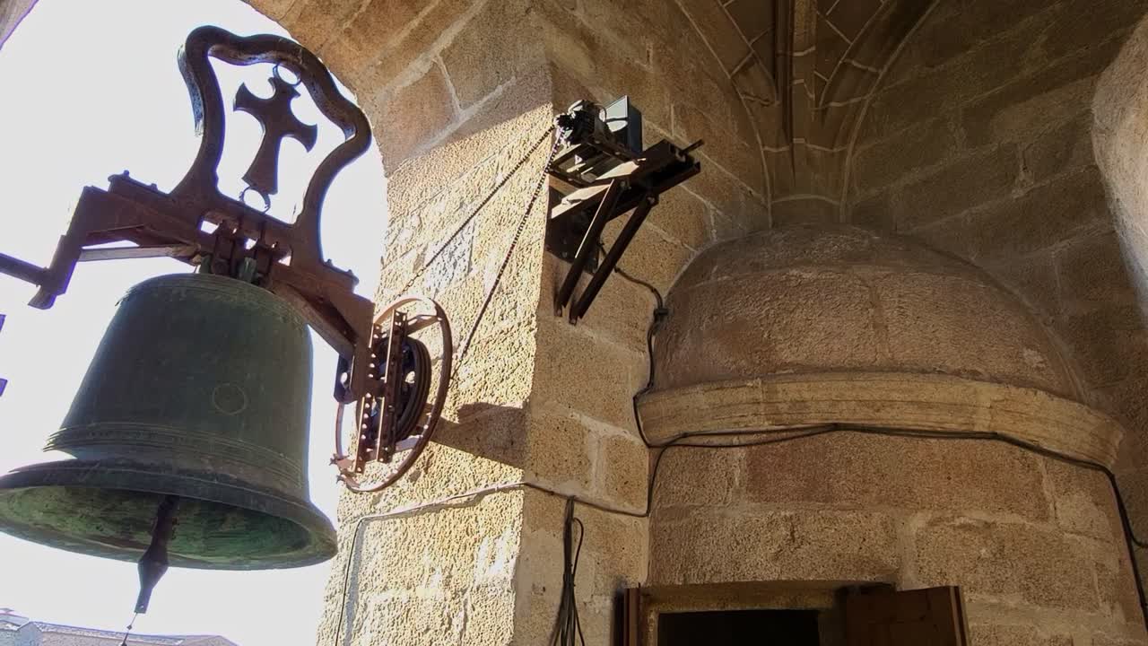 Campane in ferro battuto installate in un campanile medievale. Vista panoramica interna di un vecchio campanile medievale. Cáceres. Spagna
