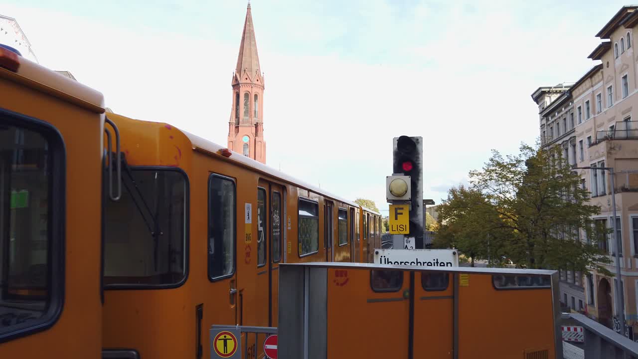빌딩 과 교회  ⁇  에 있는 크루즈베르크 에 있는 베를린 지하철 출발 역