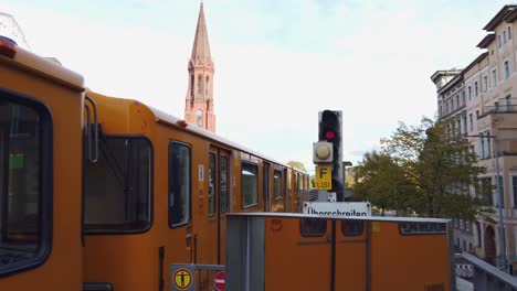 estación de salida del metro de berlín en kreuzberg junto al edificio y la iglesia