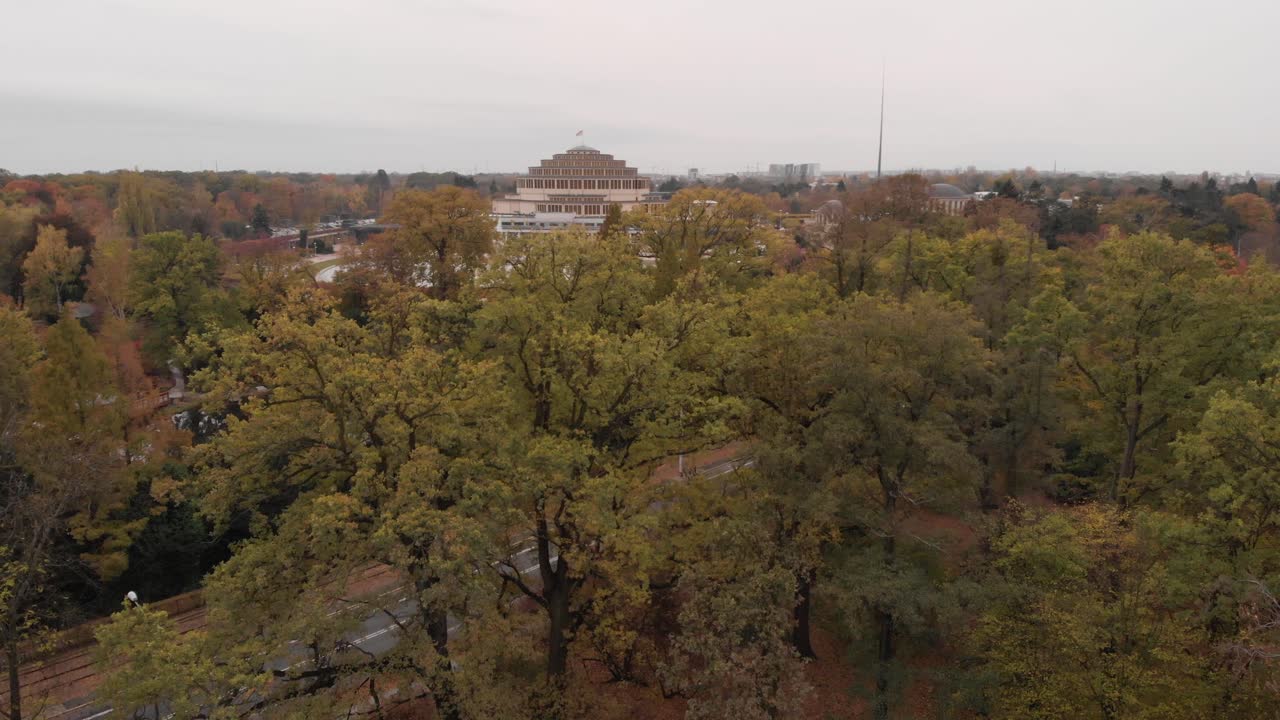 Due riprese con drone con vista sul Centro del Centenario di Breslavia.