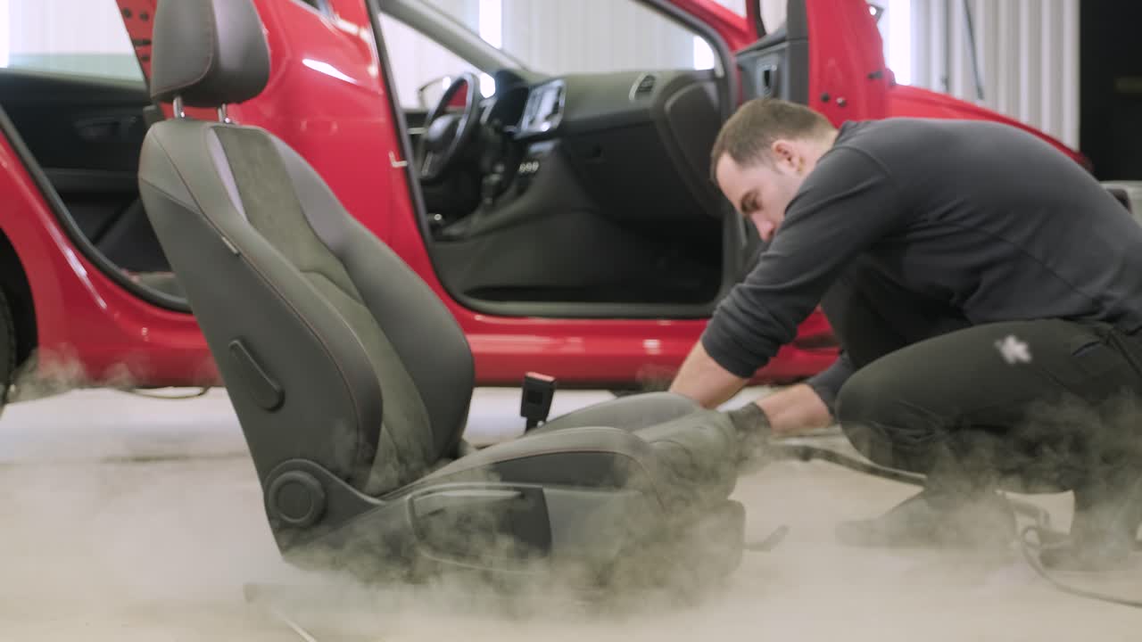 전문적인 자동차 청소. 샤워. 의 건조 청소 및 세부 사항. 바디의 깊은 청소, 좌석 청소. 자동차 세탁에서 거품을 는. 먼지에서 자동차 패널을 청소하는. 진공청소기