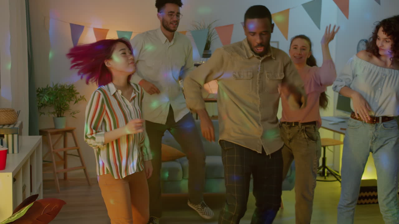 amigos bailando en una fiesta