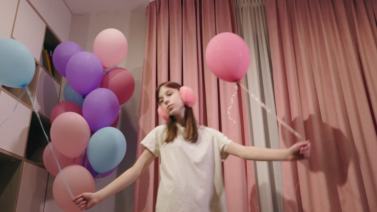 chica con globos en una habitación rosa