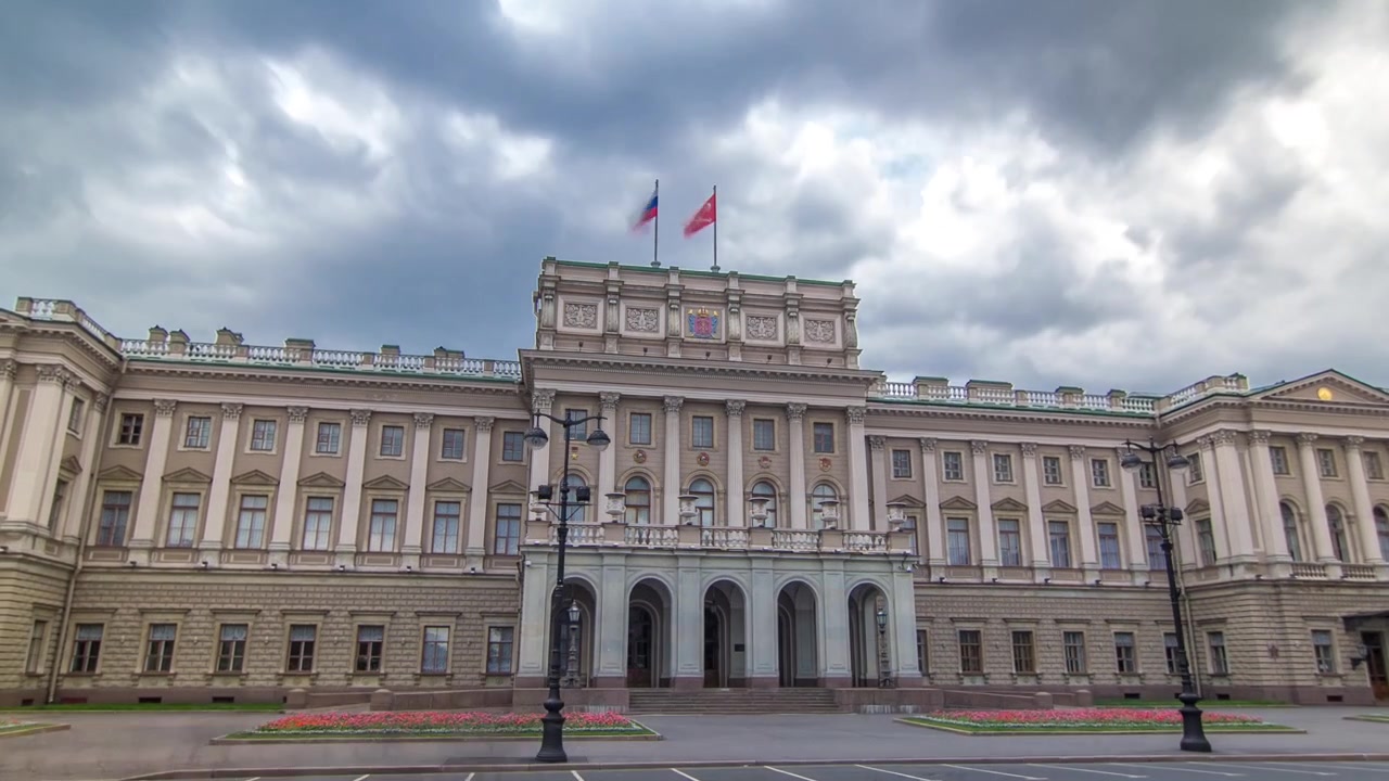Zákonodárné shromáždění Petrohradu, časosběr a hyperlapse. Nachází se v historické budově zvané Mariinský palác. Zatažená bouřková obloha před deštěm.