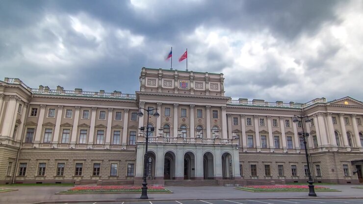 L'Assemblea Legislativa di San Pietroburgo, timelapse hyperlapse. Si trova in un edificio storico chiamato Palazzo Mariinsky. Cielo nuvoloso e tempestoso prima della pioggia.