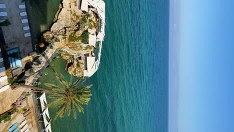 disparo vertical del océano sereno en un destino de lujo en el resort bourj al fidar en byblos, líbano