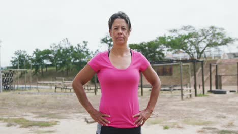 Mujer-Caucásica-Mirando-La-Cámara-En-El-Campo-De-Entrenamiento