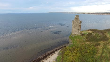 ruinas del antiguo castillo escocés en el promontorio frente al lago