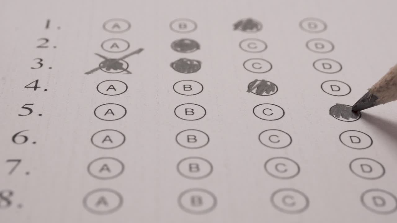 primer plano examen de opción múltiple llenado con lápiz