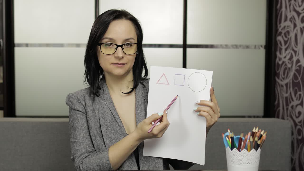 maestra haciendo videoconferencia. educación a distancia con la clase de los niños en casa