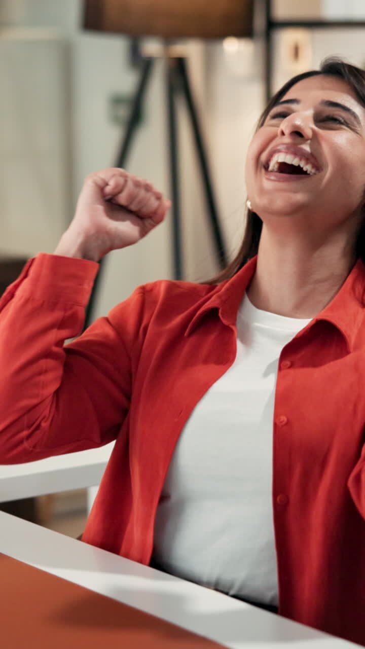 Donna felice con camicia rossa