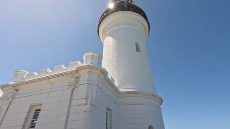 una vista panorámica que rodea un faro blanco