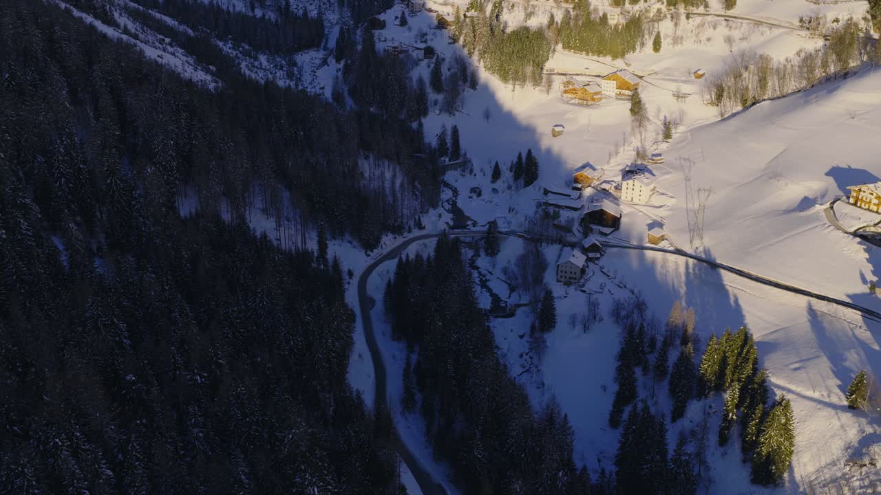 Funivia del Sass Pordoi sopra il villaggio di montagna di Arabba nelle Dolomiti, Italia. Ripresa POV