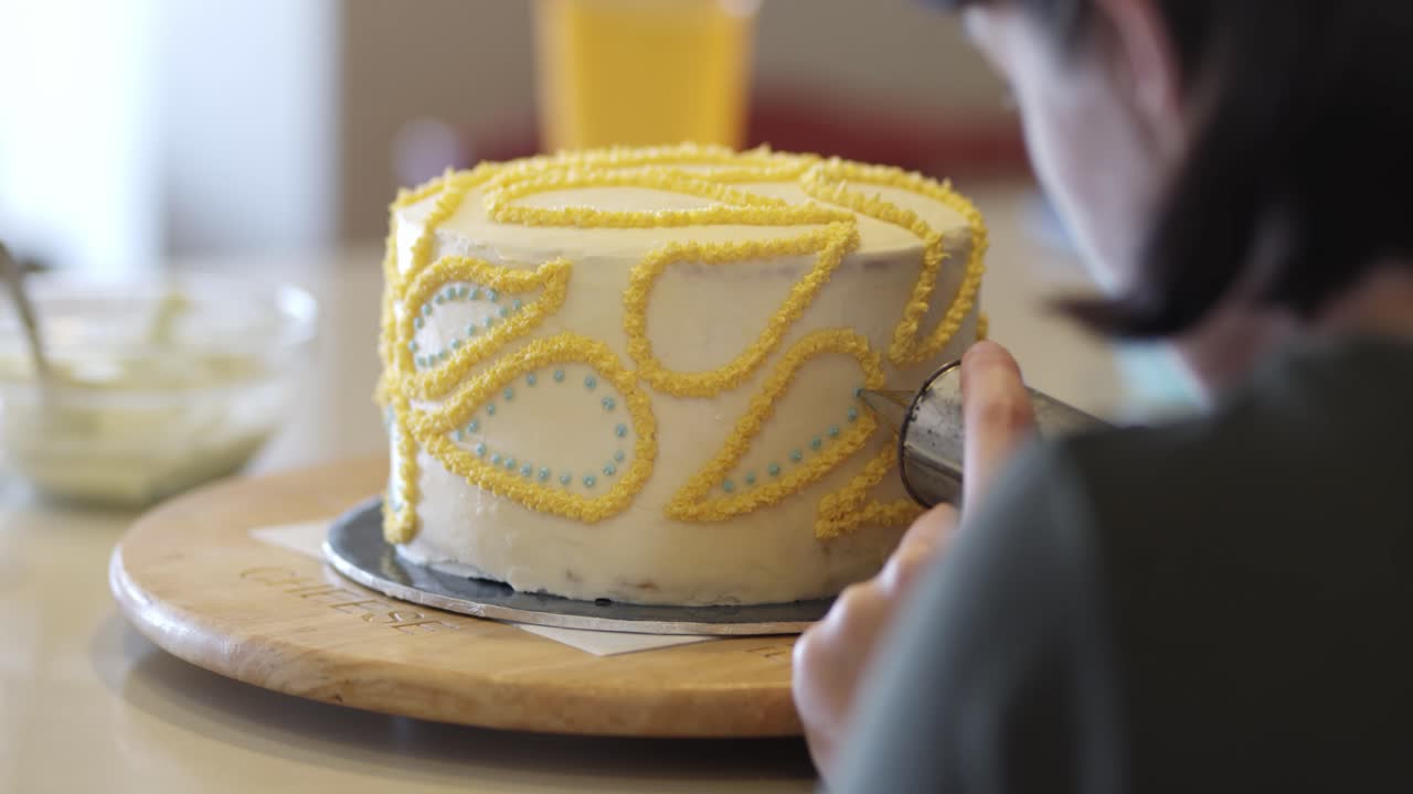 punto de vista de dama glaseado un pastel con glaseado azul