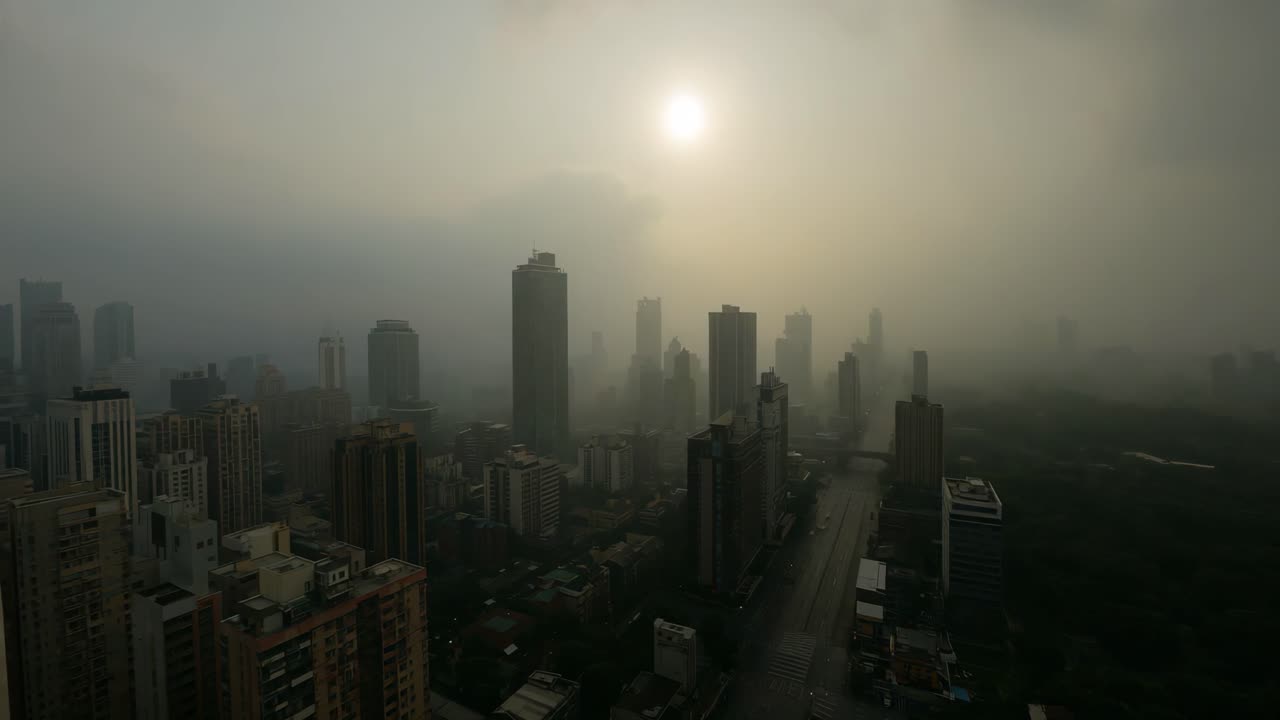 초고층 건물 들 이 있는 안개 가 가득 한 도시 풍경