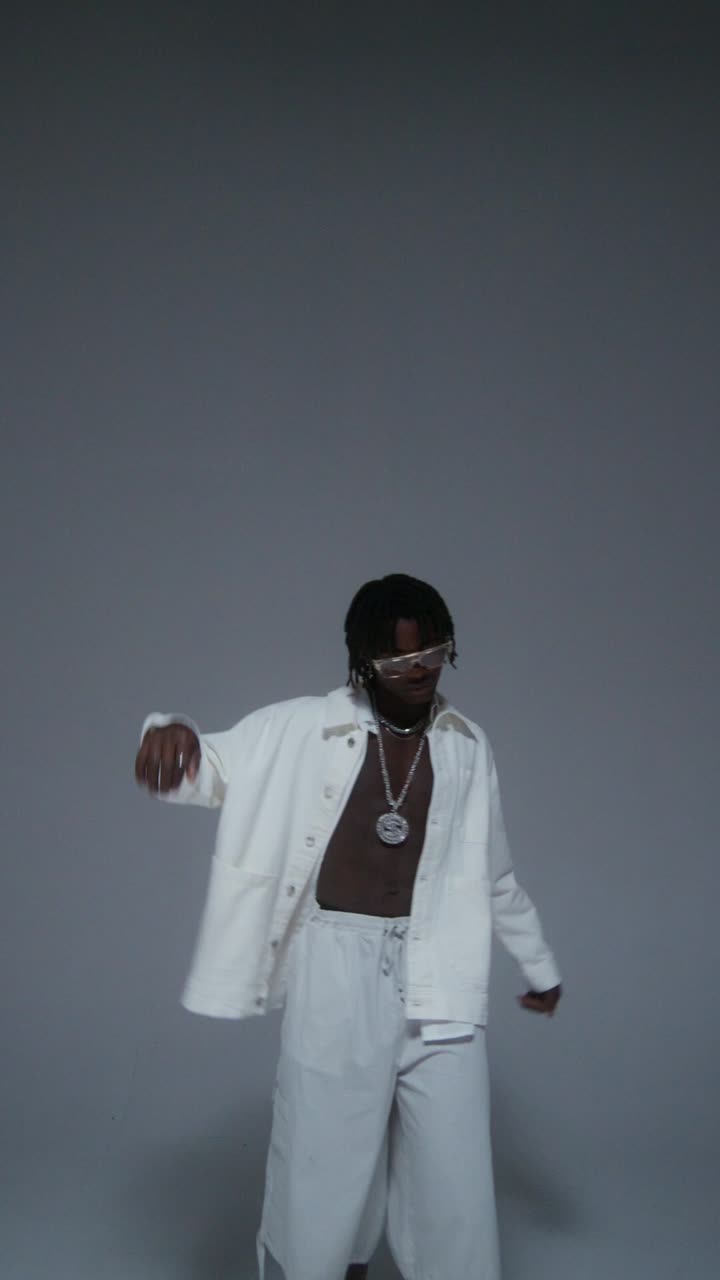 Uomo elegante in abito bianco