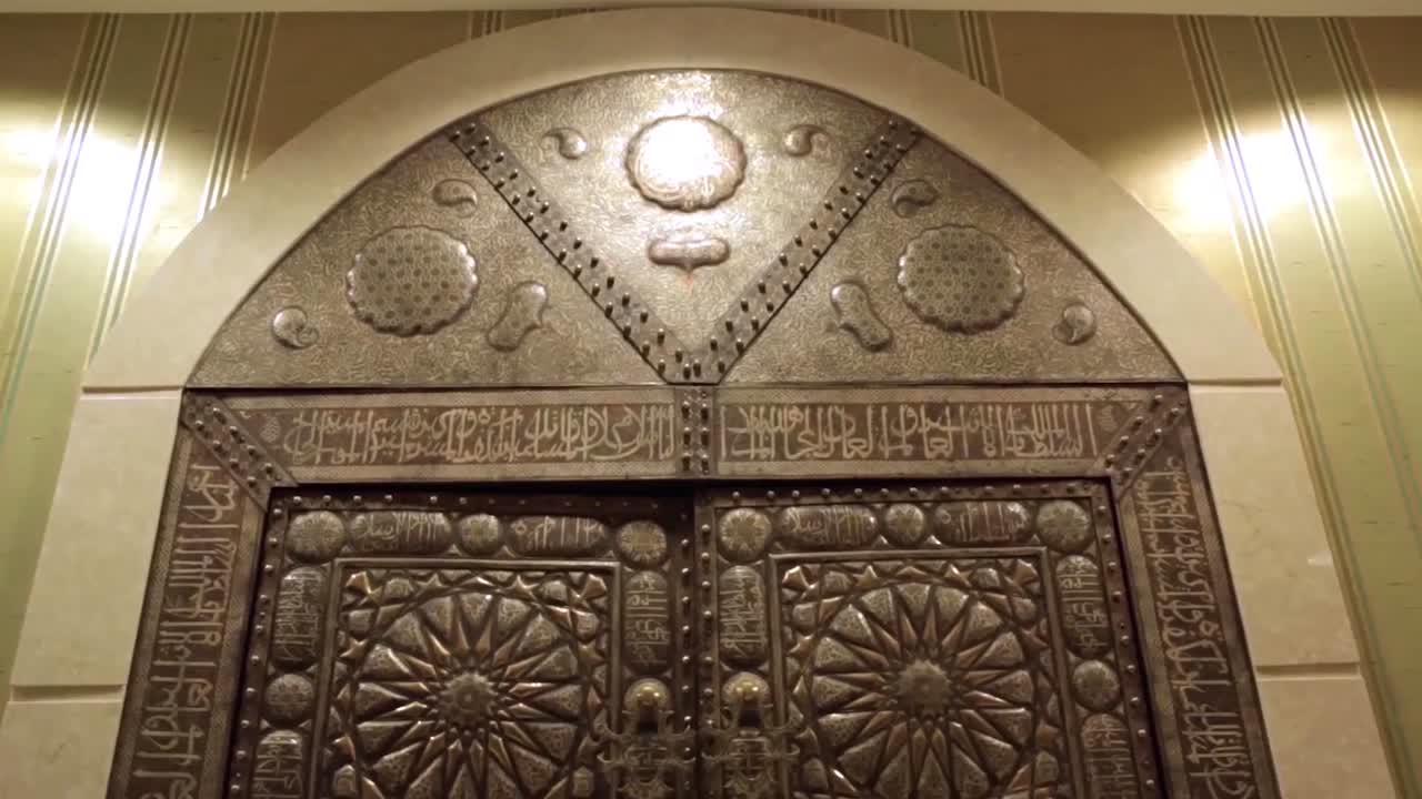 puertas islámicas ornamentadas en un gran salón