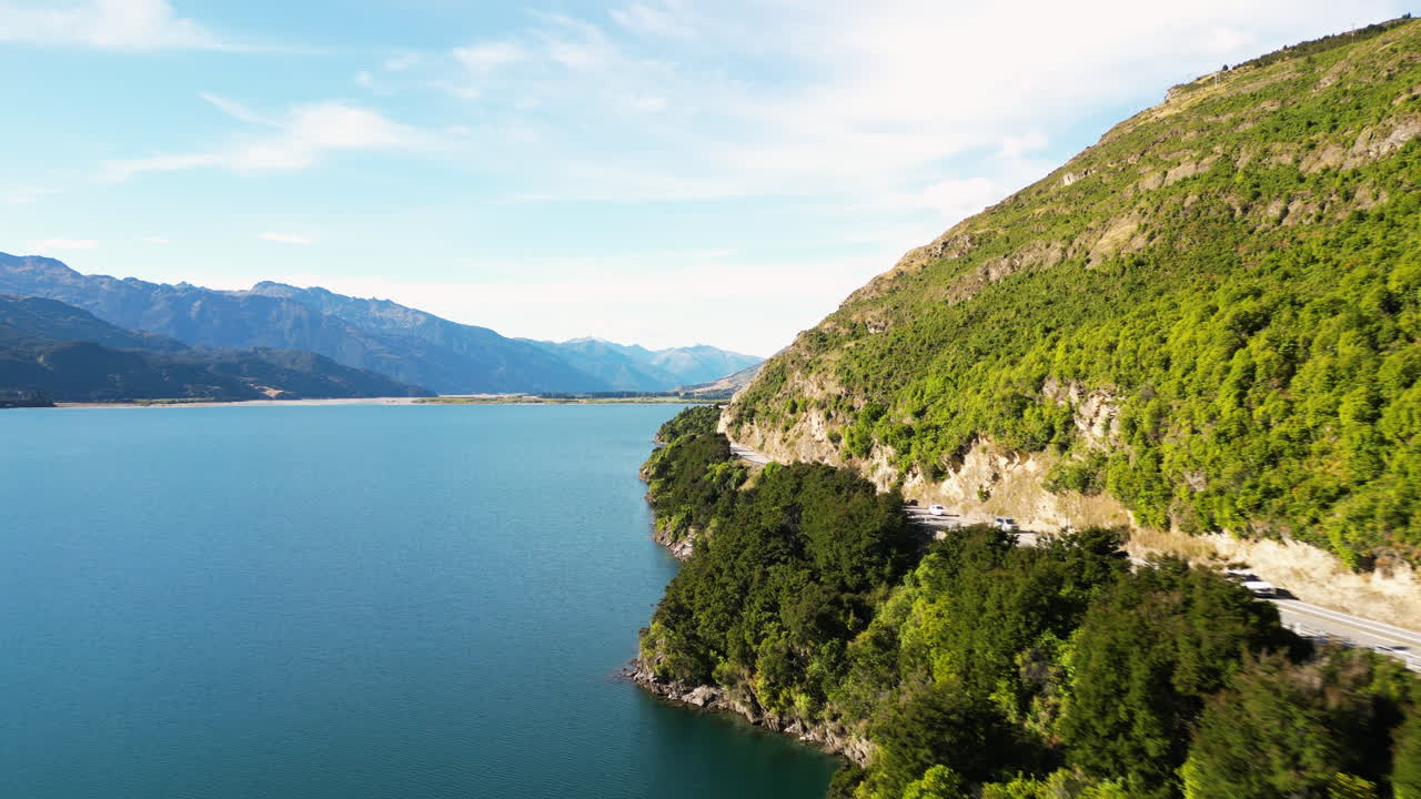 아름다운  ⁇ 빛 날에 웨스트코스트로 가는 와나카 호수 도로의 전망