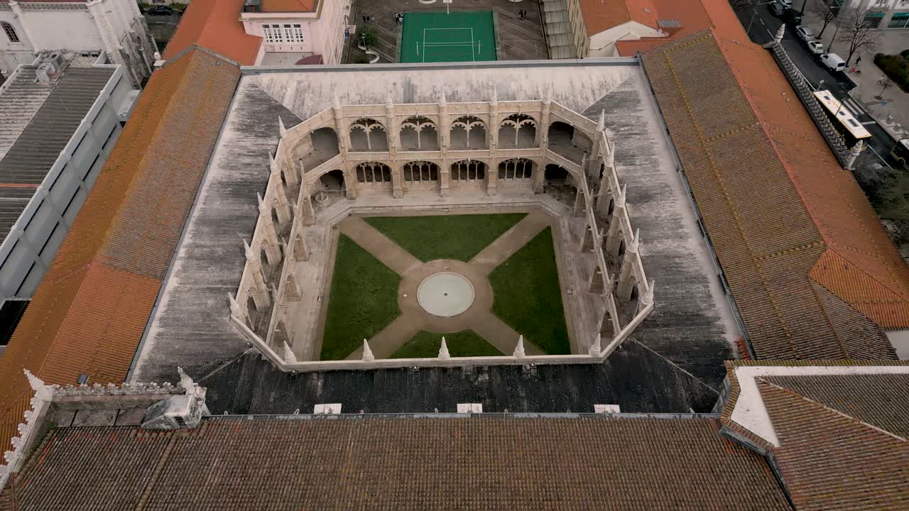 el patio interior del monasterio de jerónimos en belem, lisboa, portugal