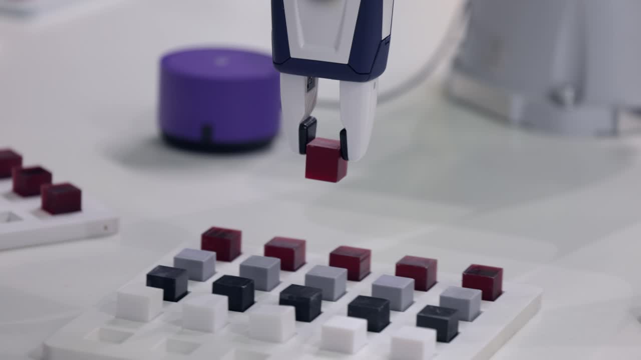 un cobot, o robot colaborativo, es un robot destinado a la interacción directa entre humanos y robots dentro de un espacio compartido, o donde los humanos y los robots están en proximidad.