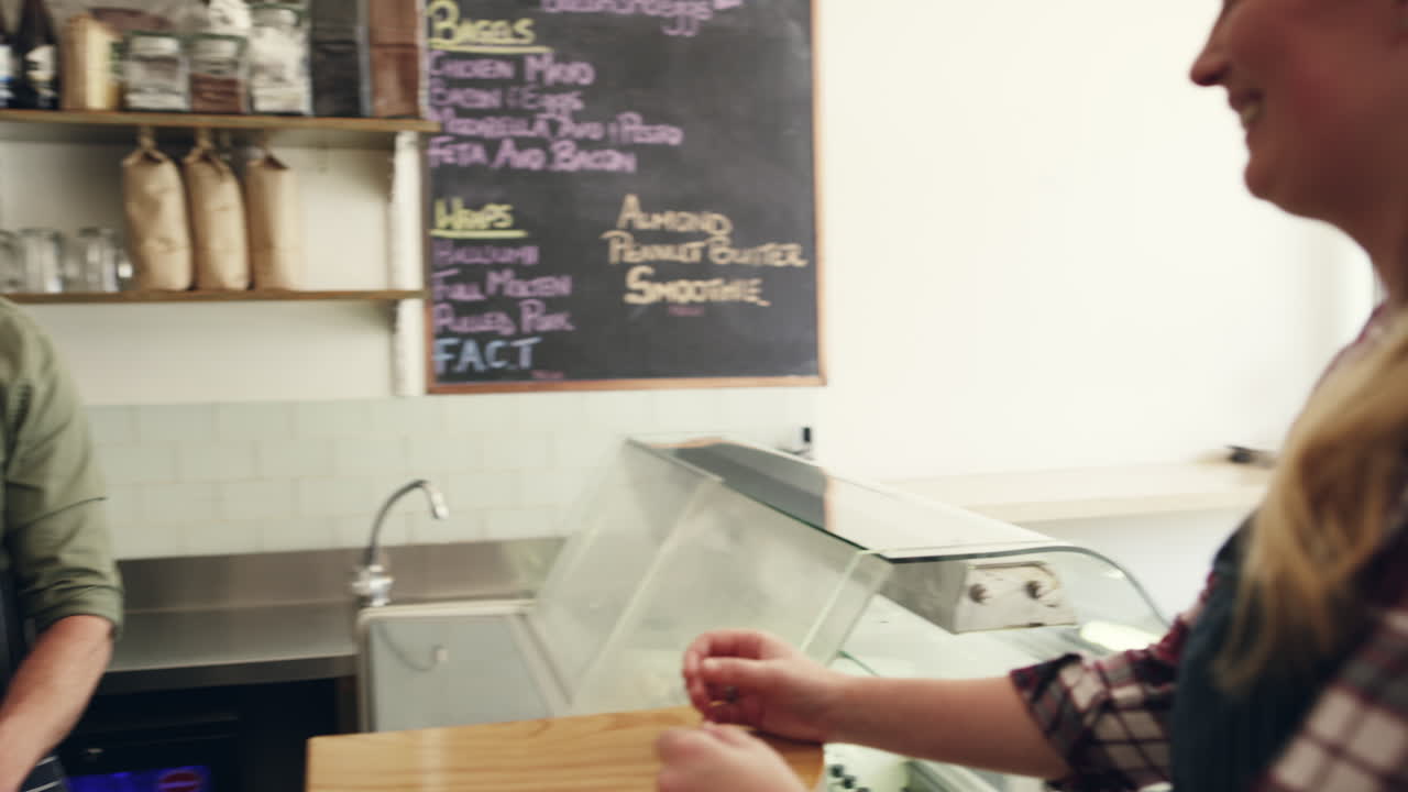 dos cafés para llevar.