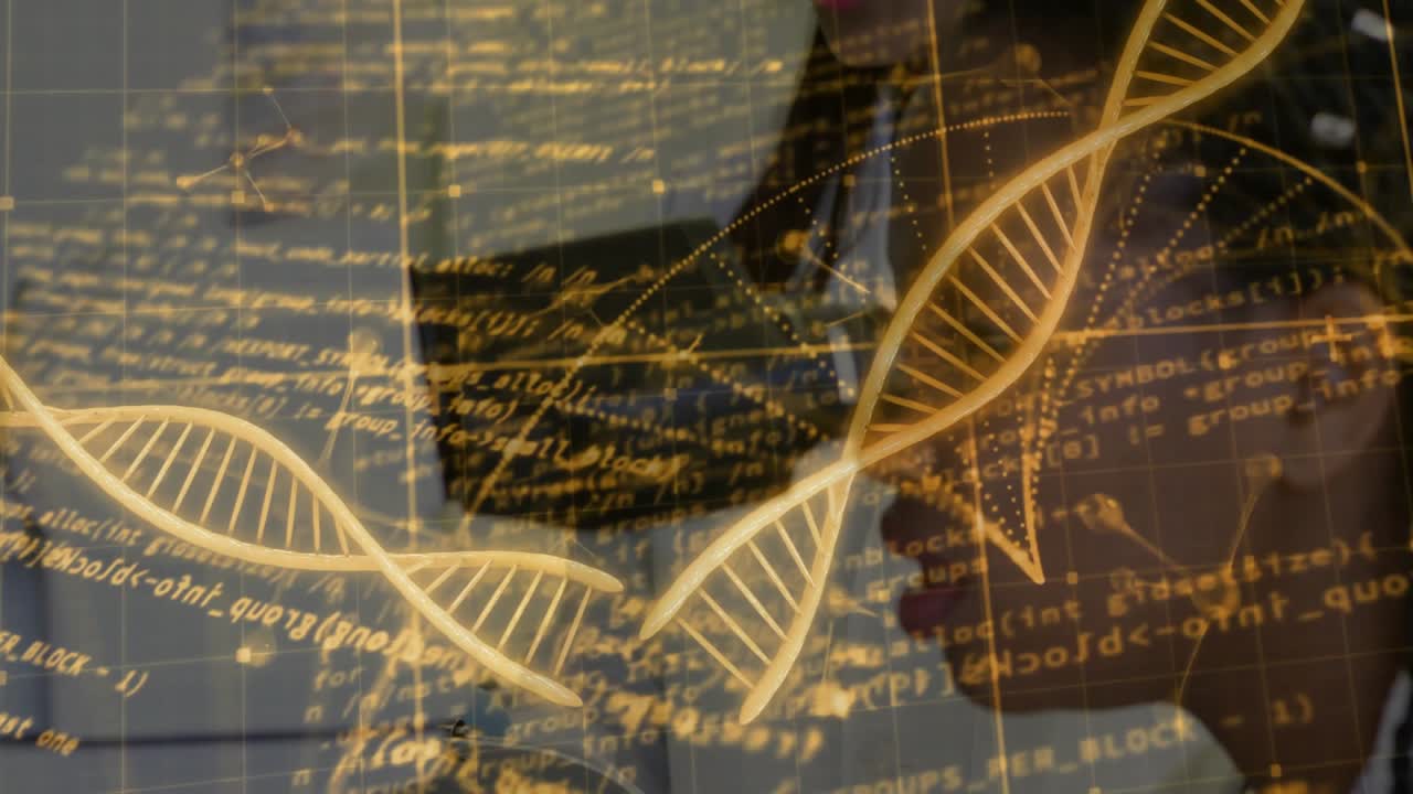 Laboratorieforsker samarbejder med en VR-specialist, der overlejrer en gylden DNA-helix midt i et molekylært gitter