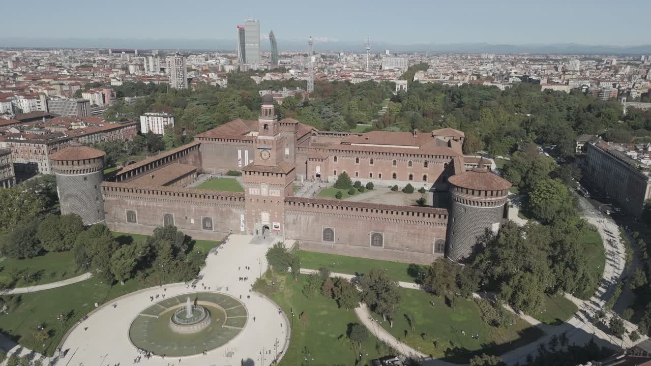 vistas mágicas de drones del histórico castello sforzesco de milán.