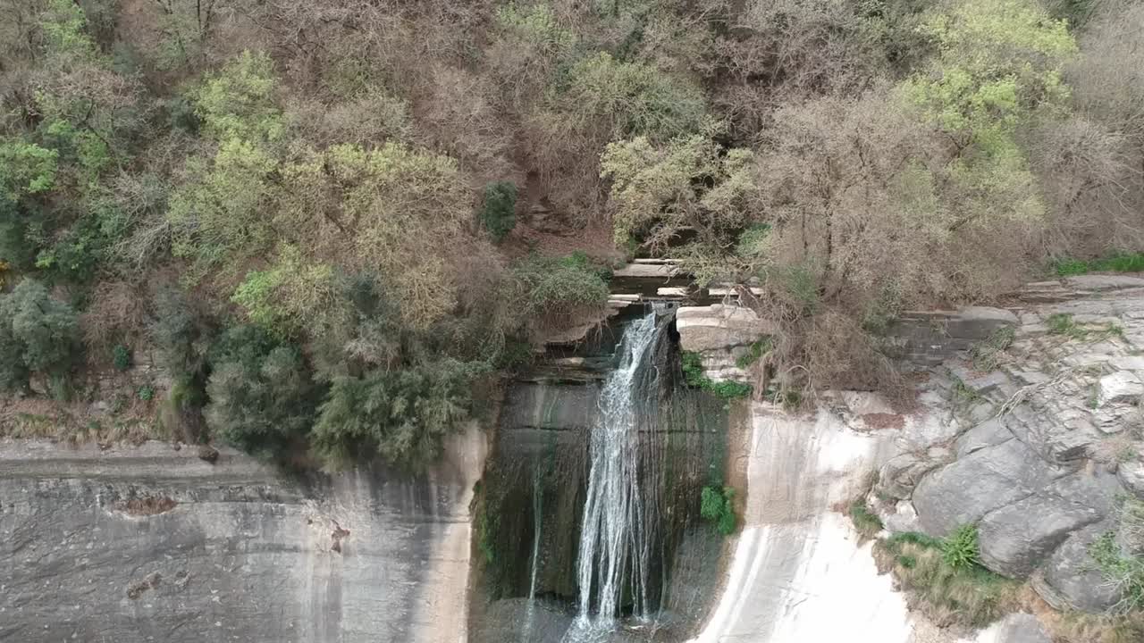 vistas aéreas de una cascada en un embalse en cataluña
