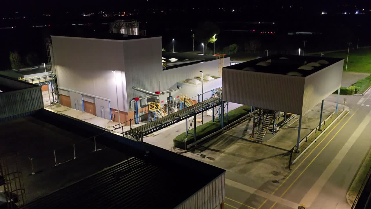 Vista aerea di una fabbrica di notte