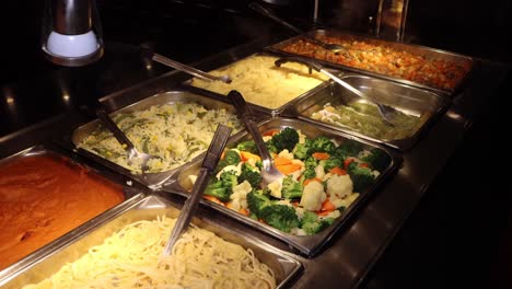 buffet caliente servido con carne de espagueti y pura comida caliente humeante