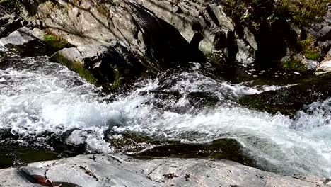 imágenes de corriente rápida en la montaña