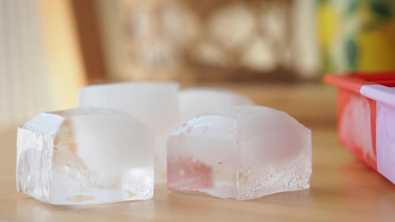 Cubos de Gelo Derretendo em uma Mesa de Madeira