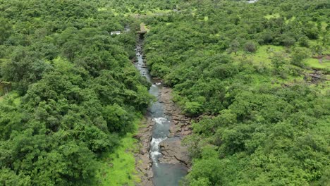 Drohne-Nähert-Sich-Einer-Kleinen-Brücke-An-Einem-Dschungelbach-Im-Western-Ghats-Forest