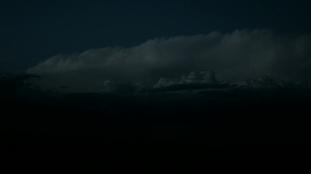 고블린 밸리 주립 공원 위의 폭풍 구름에서 조명이 번쩍입니다.