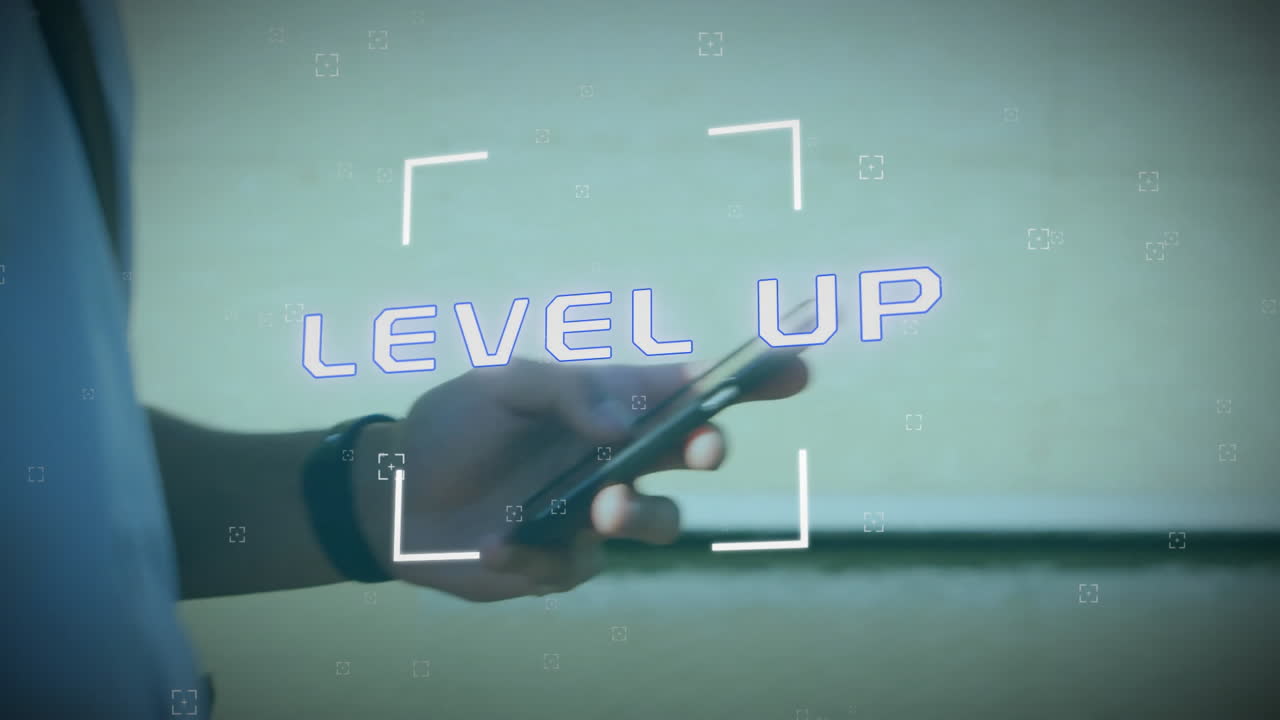 스마트폰을 사용하는 백인 사업가에 대한 레벨 업 텍스트의 애니메이션