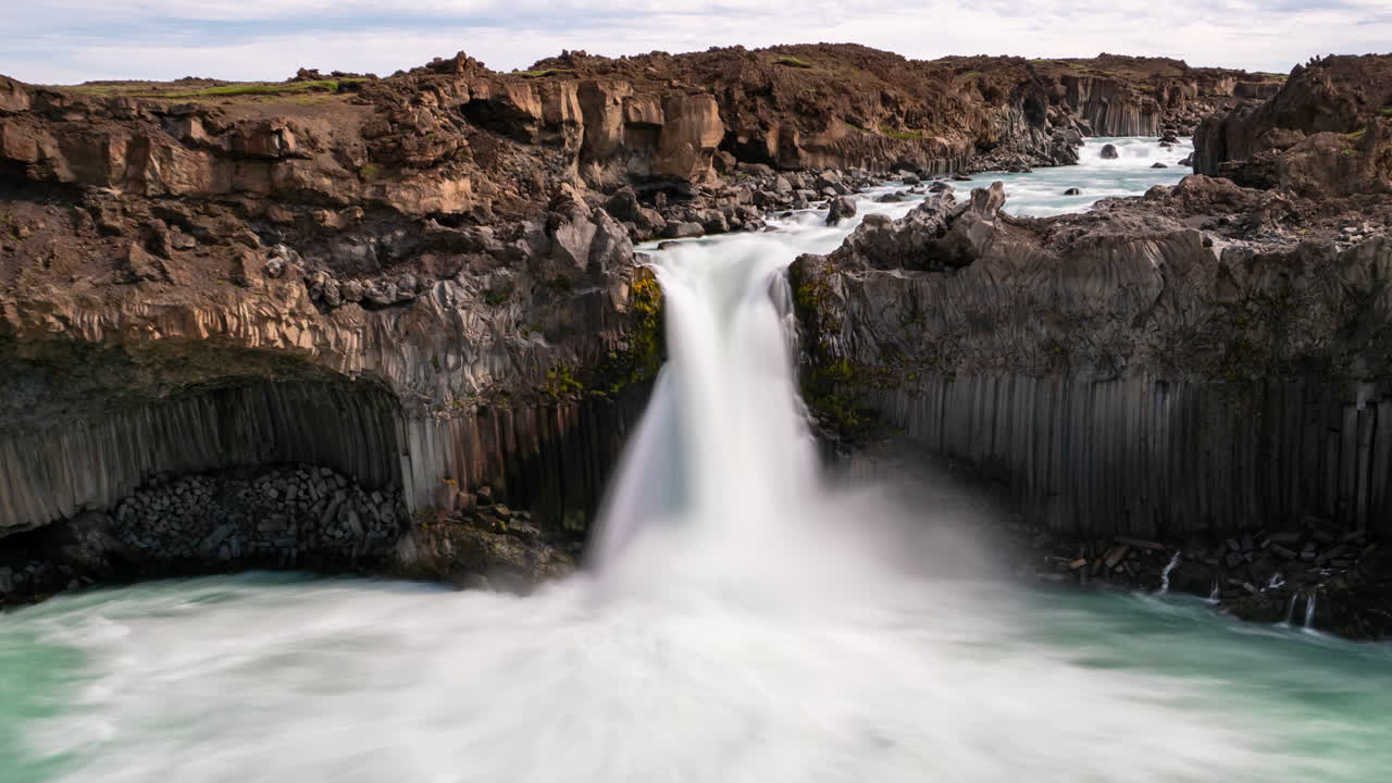 imágenes en lapso de tiempo de la cascada de aldeyjarfoss en el norte de islandia.