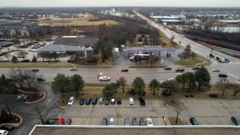 Schöne-Seitenverfolgungsantenne-In-Vernon-Hills,-Illinois-Entlang-Der-W-Townline-Rd-Zur-Hauptverkehrszeit,-Sonnenuntergang,-Regnerischen-Tag