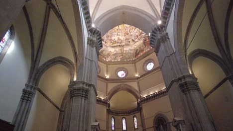 all'interno della cattedrale di santa maria del fiore durante un servizio di culto