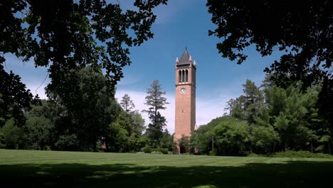 Campanario-De-La-Universidad-Estatal-De-Iowa-En-Ames,-Iowa-Con-Vista-A-Través-De-árboles-Y-Video-De-Establo-De-Césped