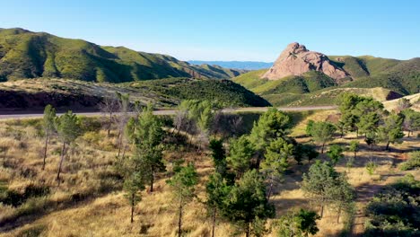 Drohnenaufnahmen-In-Der-Nähe-Der-Lake-Hughes-Road-In-Castaic,-Kalifornien