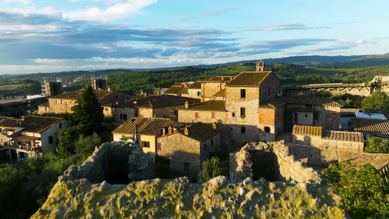 Toskana, İtalya, Siena İli'ndeki Monteriggioni Ortaçağ Surlarla Çevrili Kasabası Gün Batımında - havadan geri çekme