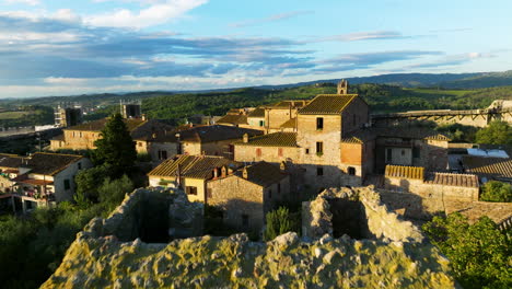 Medieval-Walled-Town-Of-Monteriggioni-At-Sunset,-Province-Of-Siena,-Tuscany,-Italy---aerial-pullback